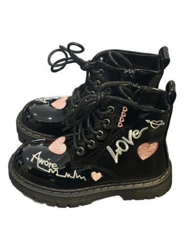 Bottines fille vernis noires avec motif Love | Style et confort