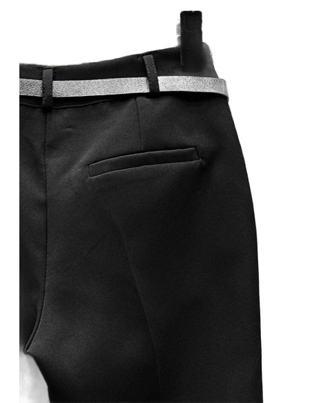 Pantalon noir classique avec ceinture et poches avant