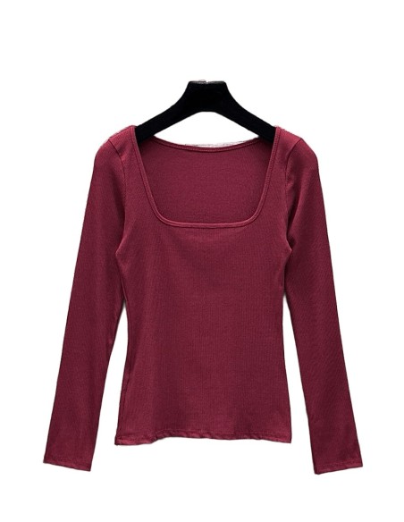 Top bordeaux col carré à manches longues – Élégance et minimalisme