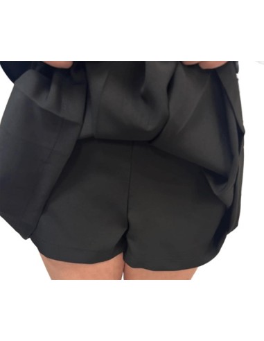 Jupe-short noire avec ceinture – Élégance et praticité