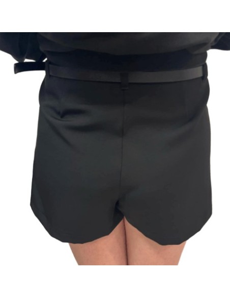 Jupe-short noire avec ceinture – Élégance et praticité