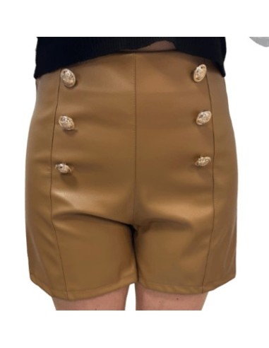 Short en simili cuir camel avec boutons dorés – Élégance et style