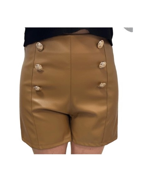 Short en simili cuir camel avec boutons dorés – Élégance et style