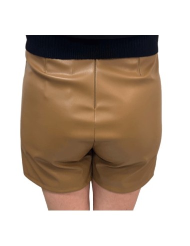 Short en simili cuir camel avec boutons dorés – Élégance et style