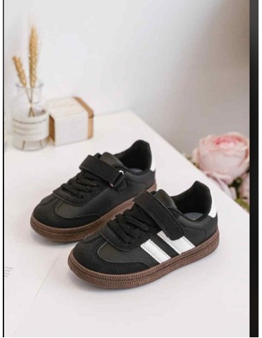 Basket enfant noire et blanche