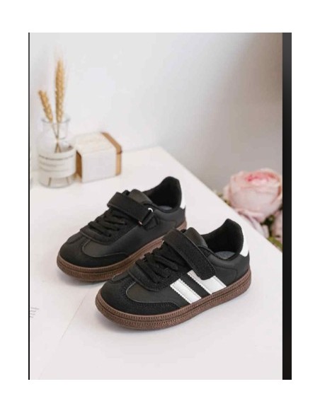Basket enfant noire et blanche