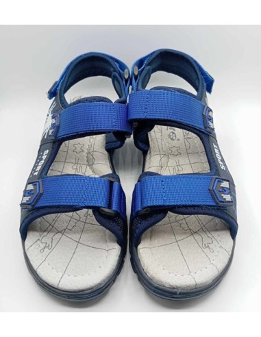Nu pied garçon bleu
