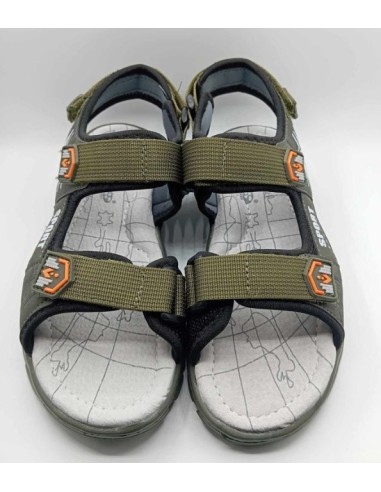 Nu pied garçon kaki