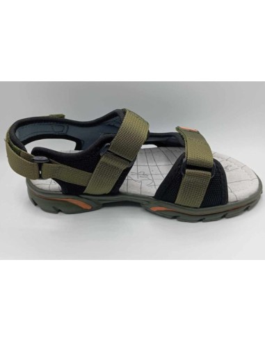 Nu pied garçon kaki