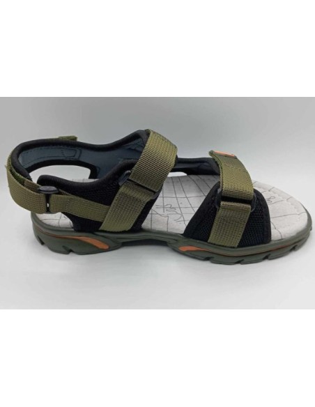 Nu pied garçon kaki